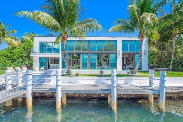 Backyard, Exterior, Facade, Modern