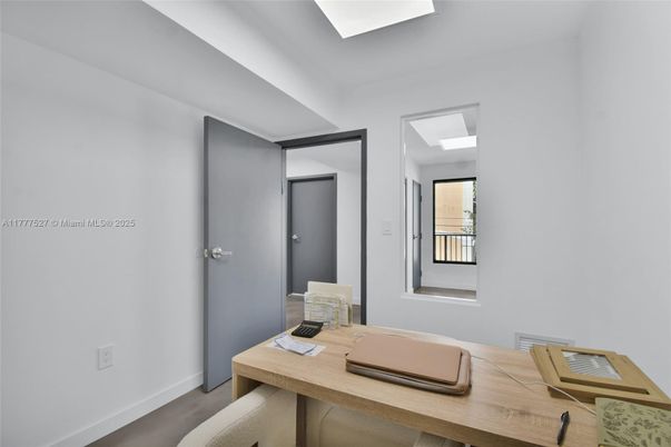 Home Office, Interior