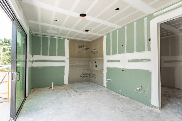 Empty room, Interior