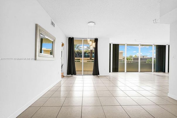 Empty room, Interior, Pendant Lights