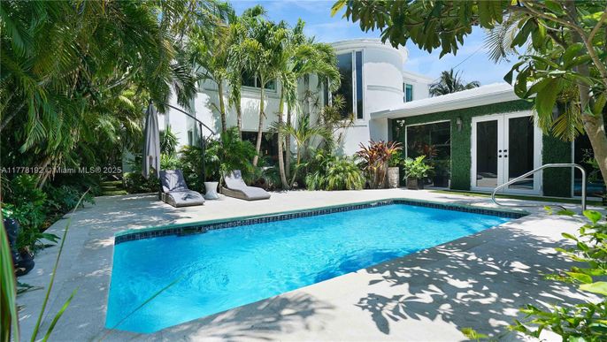 Exterior, Pool