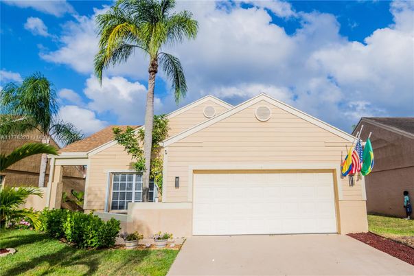 Attached, Exterior, Facade, Ranch