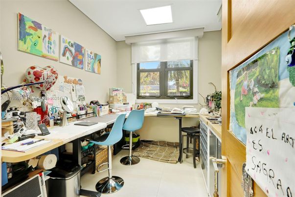 Home Office, Interior