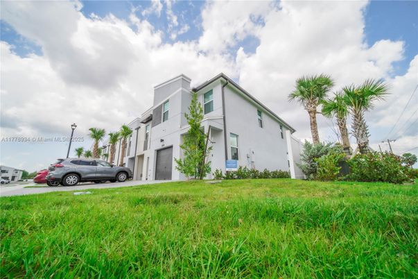 Attached, Backyard, Exterior, Facade, Modern