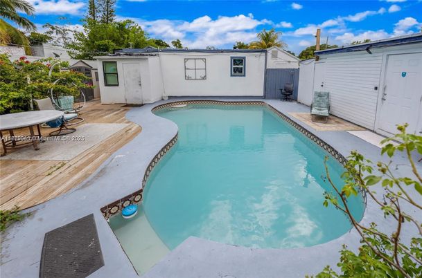 Exterior, Pool