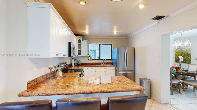 Dining room, Interior, Kitchen, Pendant Lights, Recessed Lighting, Stainless Steel Appliances