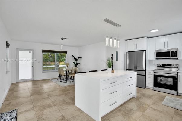 Dining room, Interior, Kitchen, Pendant Lights, Recessed Lighting, Stainless Steel Appliances