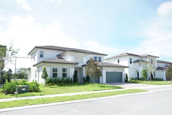 Attached, Exterior, Facade, Mediterranean