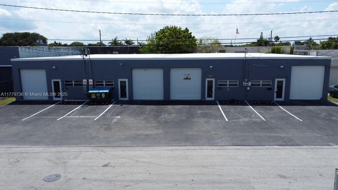 Attached, Exterior, Facade, Modern