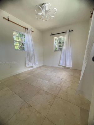 Empty room, Interior