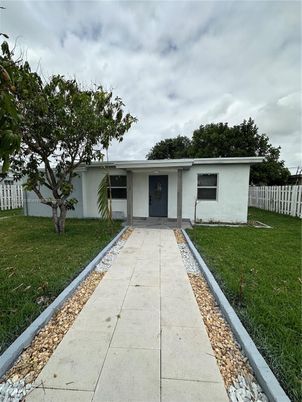 Backyard, Exterior, Facade, Ranch