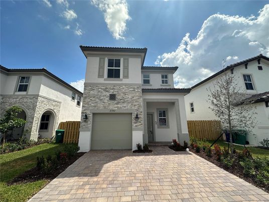 Attached, Exterior, Facade, Mediterranean