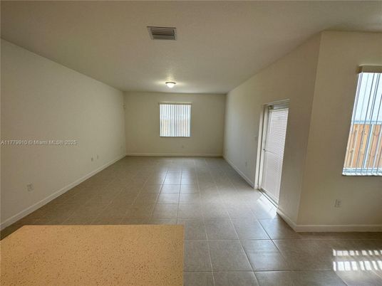 Empty room, Interior