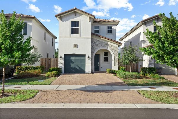 Attached, Exterior, Facade, Spanish Mediterranean