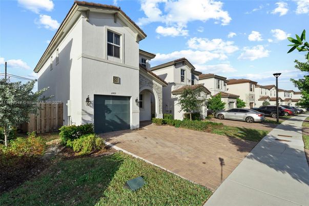 Attached, Exterior, Facade, Mediterranean