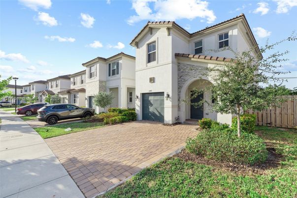 Attached, Exterior, Facade, Mediterranean
