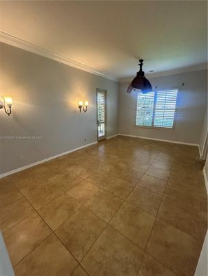 Empty room, Interior