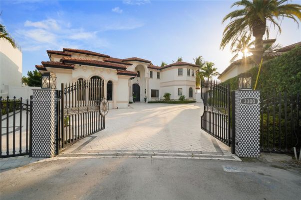 Exterior, Facade, Spanish Mediterranean