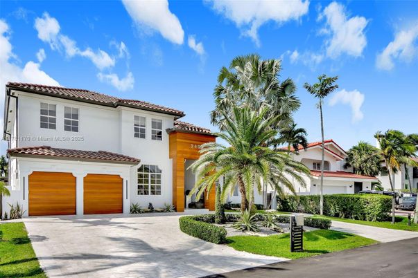 Attached, Exterior, Facade, Mediterranean