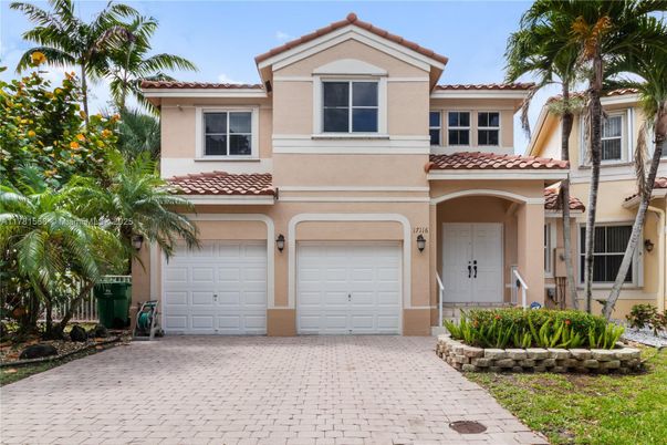 Attached, Exterior, Facade, Mediterranean