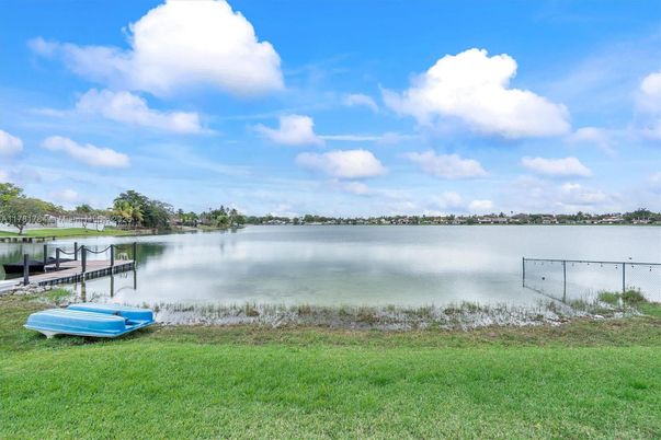 Exterior, Lake