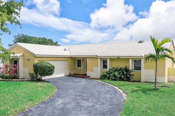 Attached, Exterior, Facade, Ranch