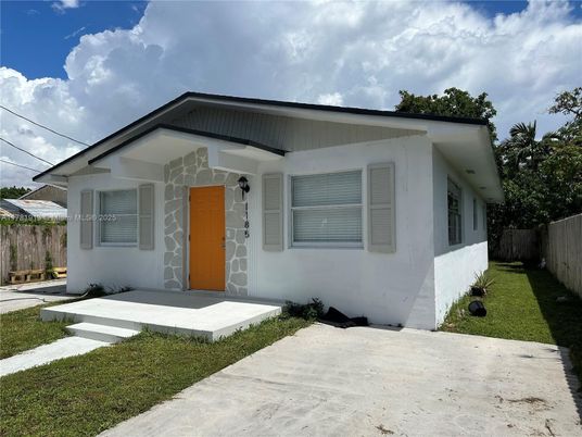 Exterior, Facade, Ranch