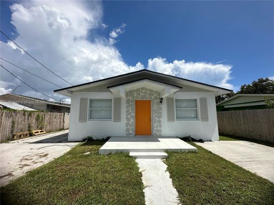 Exterior, Facade, Ranch