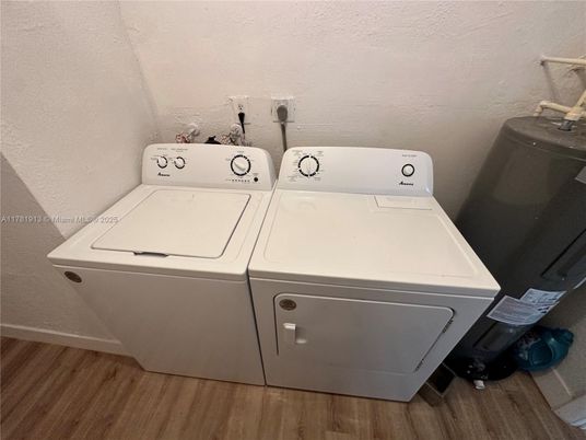 Interior, Washer, Wood Texture Flooring