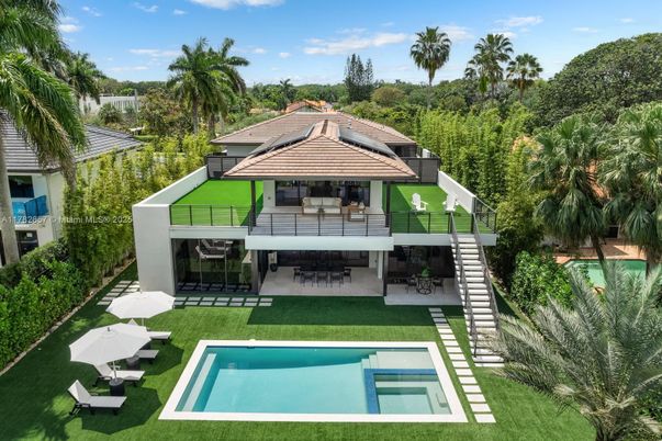Exterior, Facade, Pool, Modern