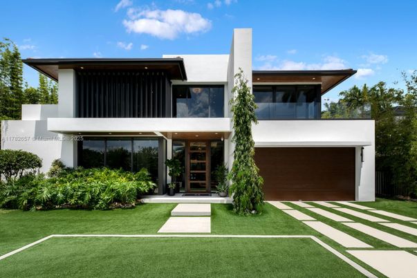 Attached, Backyard, Exterior, Facade, Modern