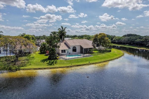 Exterior, Lake