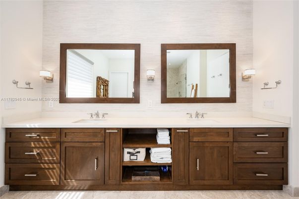 Bathroom, Dual Sink Vanities, Interior