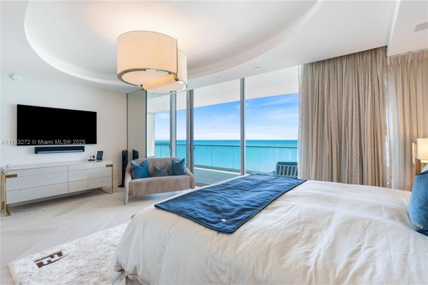 Bedroom, Interior, Water