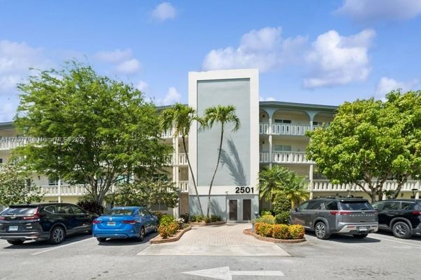 Exterior, Facade, Condo Building