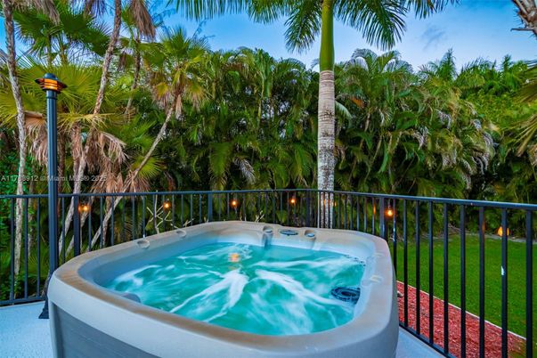 Exterior, Hot Tub