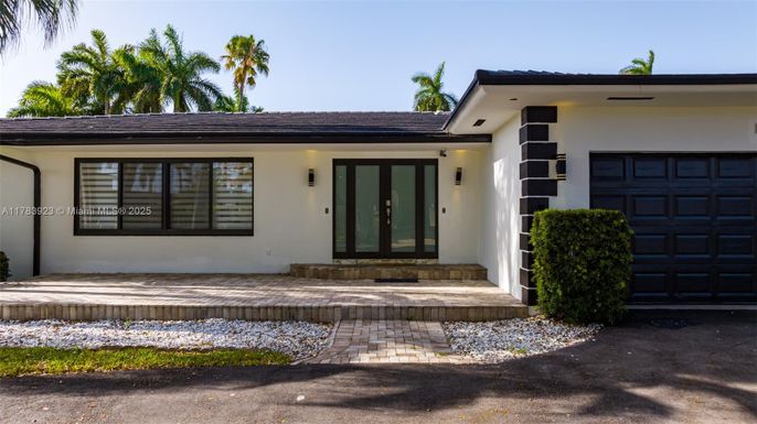 Attached, Exterior, Facade, Ranch