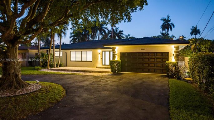 Attached, Exterior, Facade, Ranch