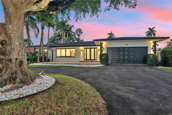 Attached, Exterior, Facade, Ranch