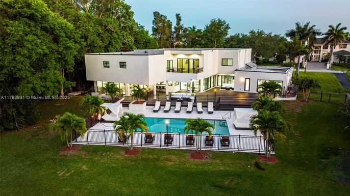Backyard, Exterior, Facade, Pool, Modern