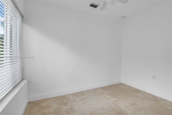 Empty room, Interior
