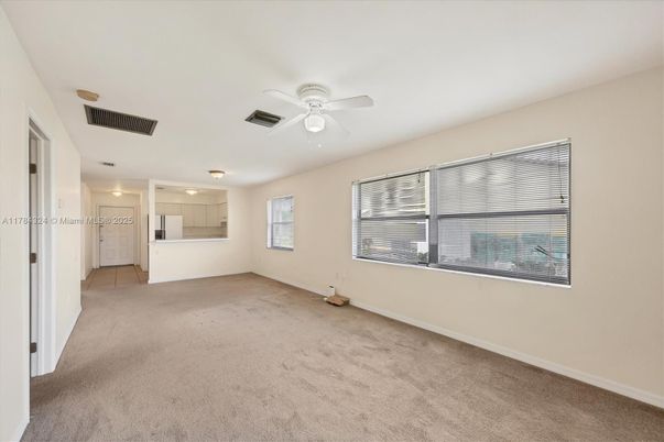 Empty room, Interior