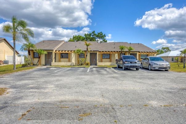 Exterior, Facade, Ranch