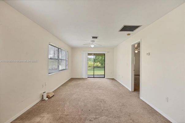 Empty room, Interior