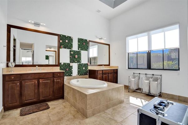 Bathroom, Dual Sink Vanities, Interior