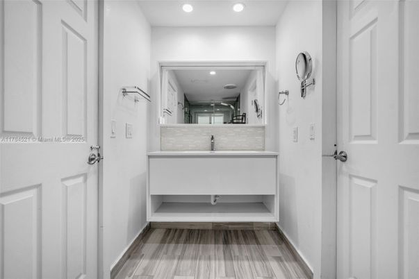 Bathroom, Interior, Recessed Lighting, Wood Texture Flooring