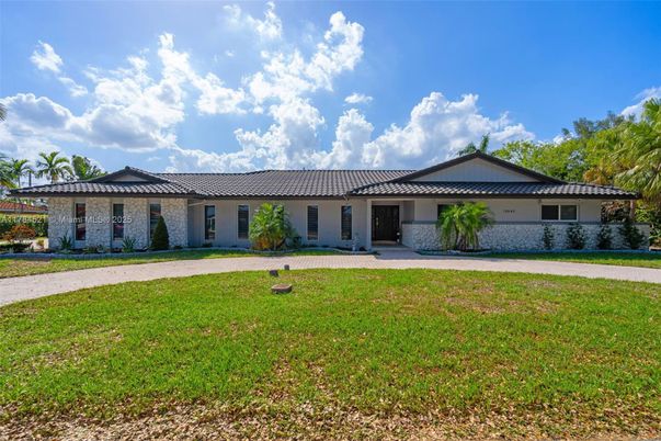 Backyard, Exterior, Facade, Ranch
