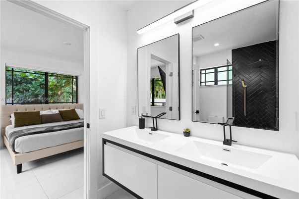 Bathroom, Dual Sink Vanities, Interior, Recessed Lighting