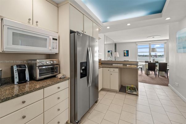 Dining room, Interior, Kitchen, Recessed Lighting, Stainless Steel Appliances