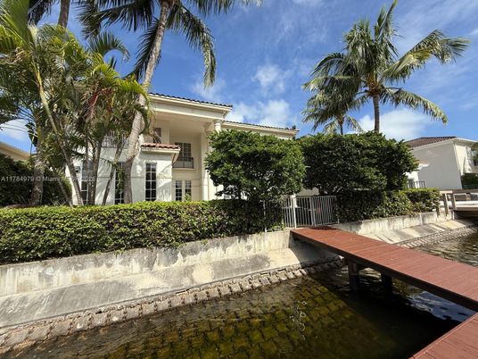 Exterior, Lake